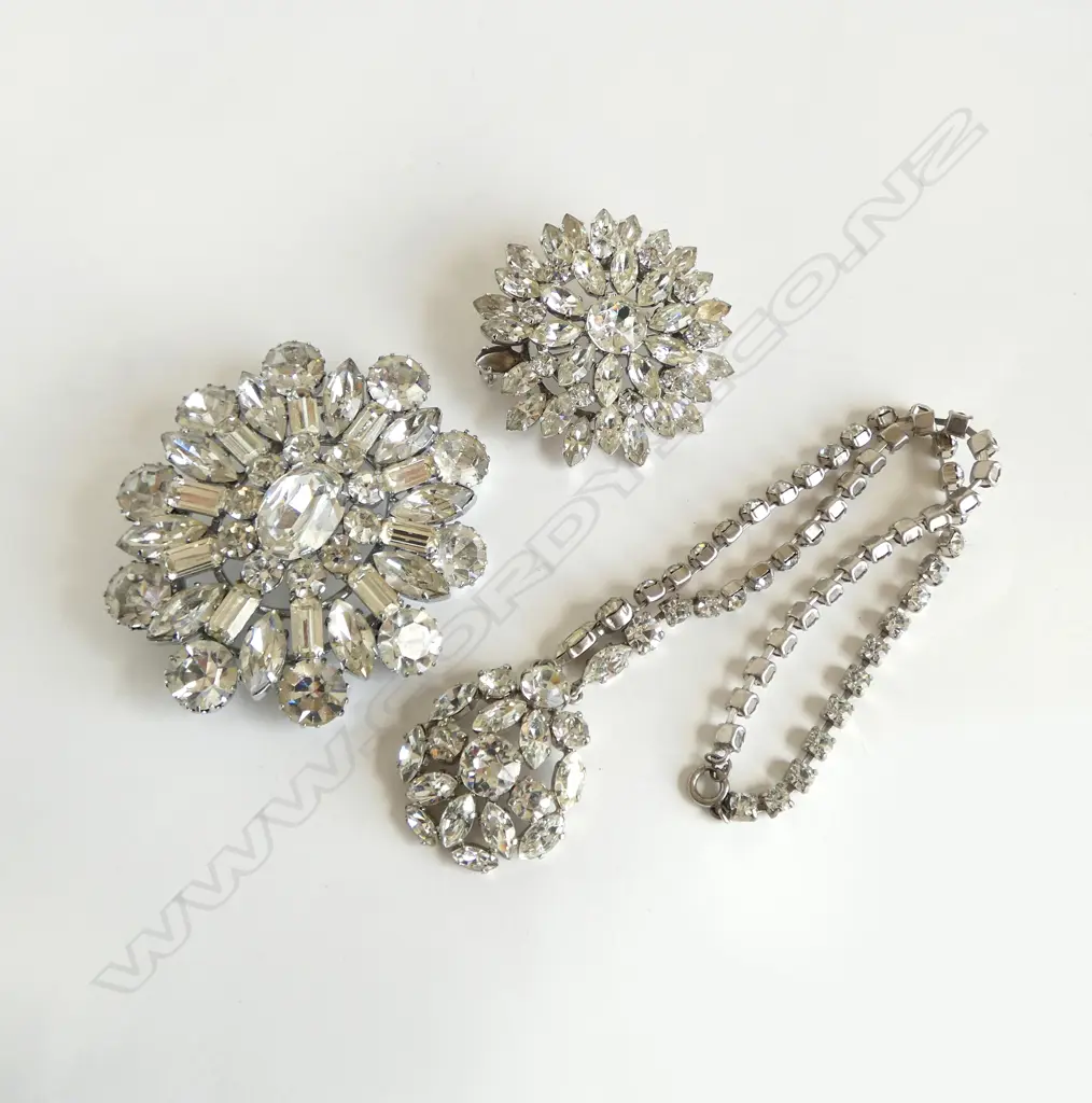 3 PCES DIAMANTE JEWELLERY; NECKLACE + 2 BROOCHES H.75mm smaller w. stone missing Image 1++