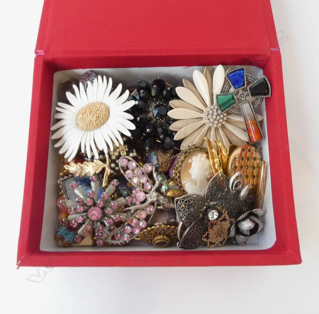 ASST. COSTUME JEWELLERY Image 1++