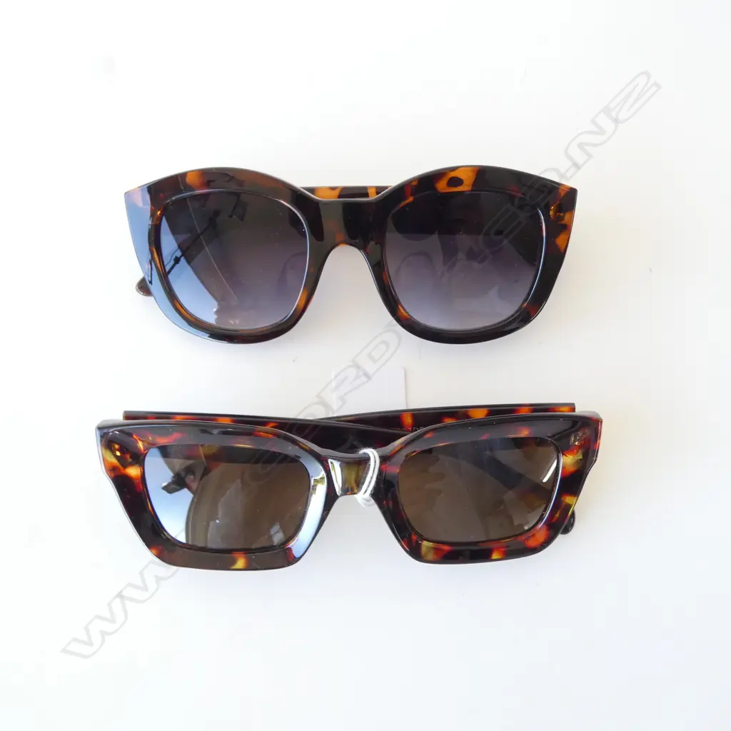 2 PRS TORTOISESHELL SUNGLASSES; LE SPECS & OTHER Image 1++