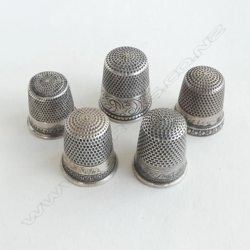 	5 SILVER VINTAGE THIMBLES Image 1++