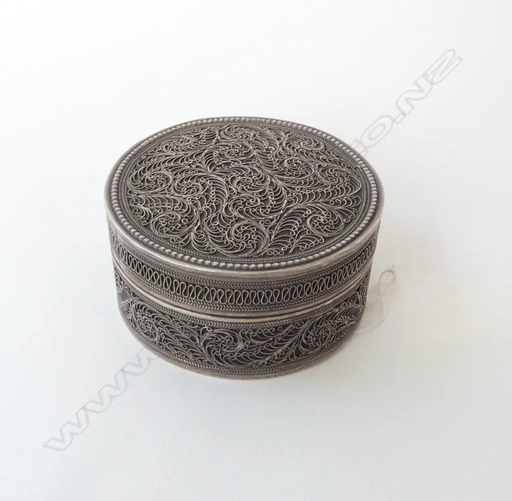 SILVER LIDDED BOX fine applied wire scrolls Dia.75mm. Stamped 92.5. 144gms Image 1++