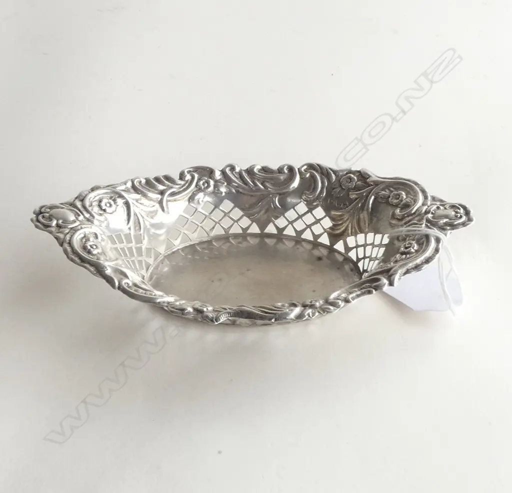 SILVER BONBON DISH pierced & embossed. Chester. L.153mm. 38gms Image 1++