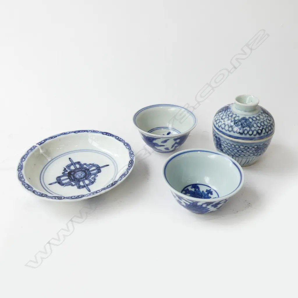 4 ORIENTAL B/W CERAMICS; 2 TEA BOWLS, BOWL 140mm dia, LIDDED CONTAINER Image 1++