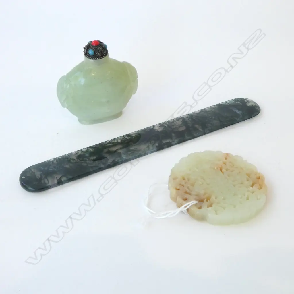 3 PCES ORIENTAL JADE; TOKEN 55mm dia, PAGE TURNER L.170mm, SNUFF BOTTLE Image 1++