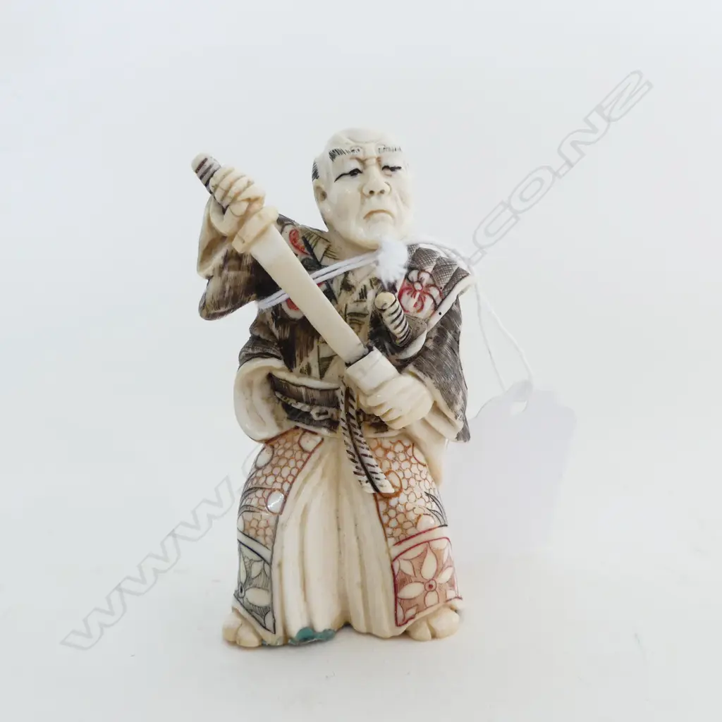 JAPANESE CARVED IVORY FIGURE OF A SAMURAI stained highlights H.75mm Image 1++