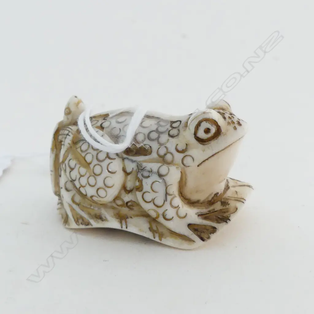 JAPANESE CARVED IVORY NETSUKE of a toad on a leaf with tortoise to its back Image 1++