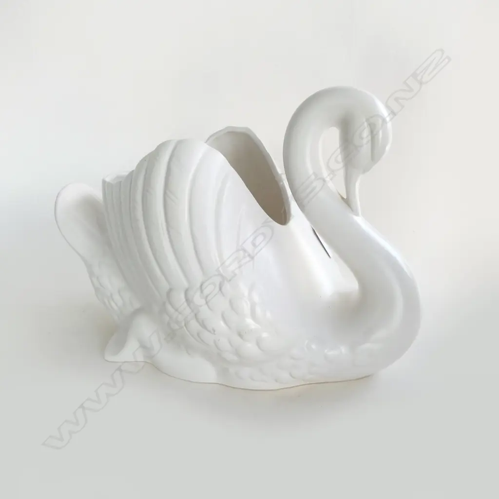 LG CROWN LYNN WHITE SWAN #170 H.220mm (sml firing fault wing) Image 1++