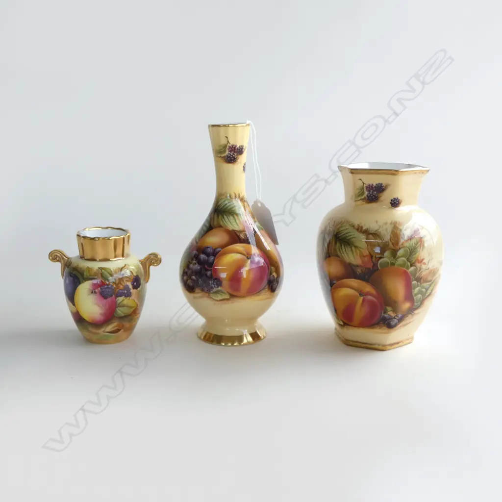 3 AYNSLEY 'ORCHARD GOLD' POSY VASES, H.160/80/120mm Image 1++