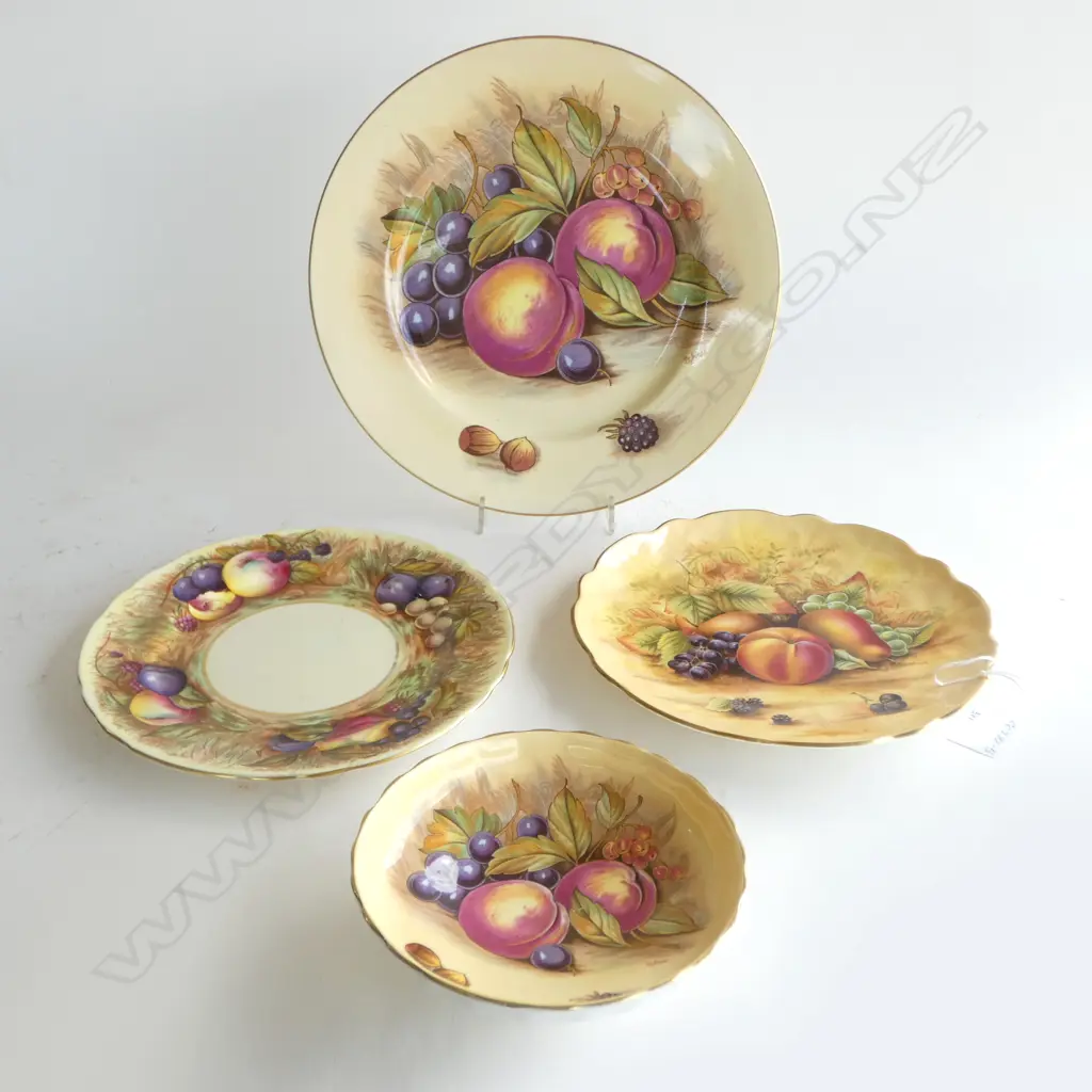 4 PCS AYNSLEY 'ORCHARD GOLD', 3 PLATES & SML COMPORT H.50 DIA.140mm Image 1++
