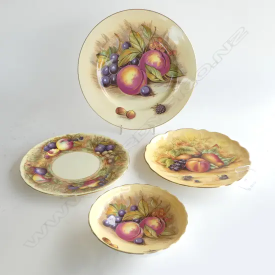 4 PCS AYNSLEY 'ORCHARD GOLD', 3 PLATES & SML COMPORT H.50 DIA.140mm