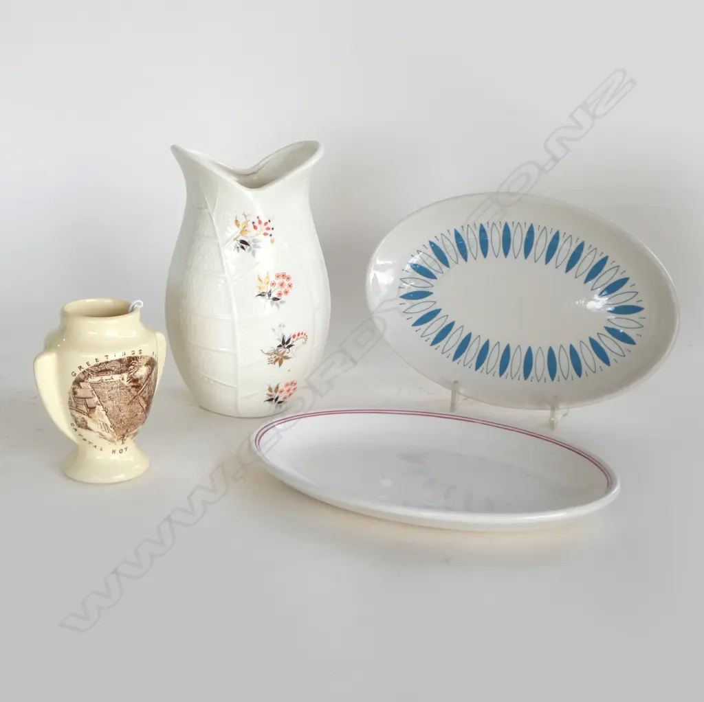 4 PCS CROWN LYNN; FLORAL OPEN NECK VASE, H.180mm, SM TOURIST POSY VASE, H.100m & 2 OVAL SIDE PLATES (all stamped) Image 1++