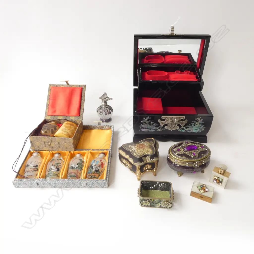 5 BOXES; 3 JEWELLERY BOXES (1 w. CONTENTS) + REVERSE PAINTED SNUFF BOTTLES Image 1++