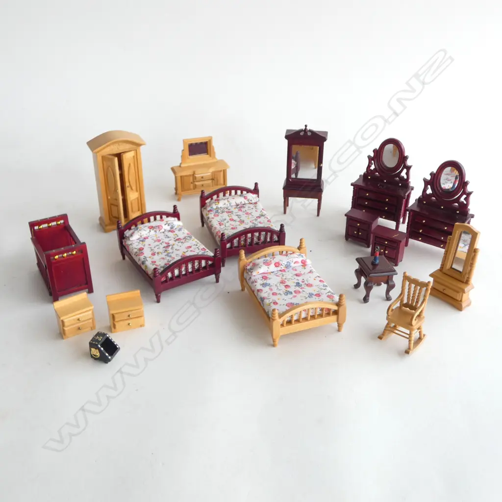 ASST. DOLLS HOUSE FURNITURE ETC Image 1++