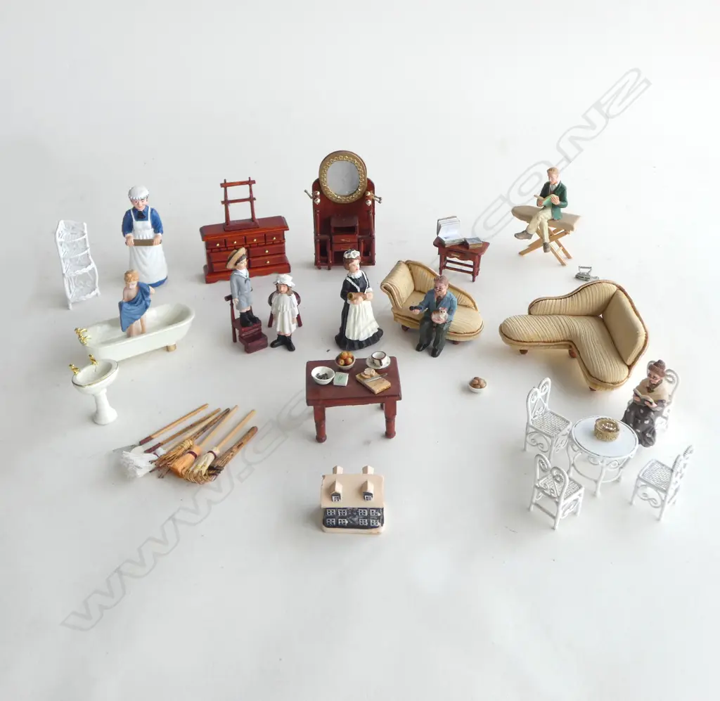 ASST. DOLLS HOUSE FURNITURE ETC Image 1++