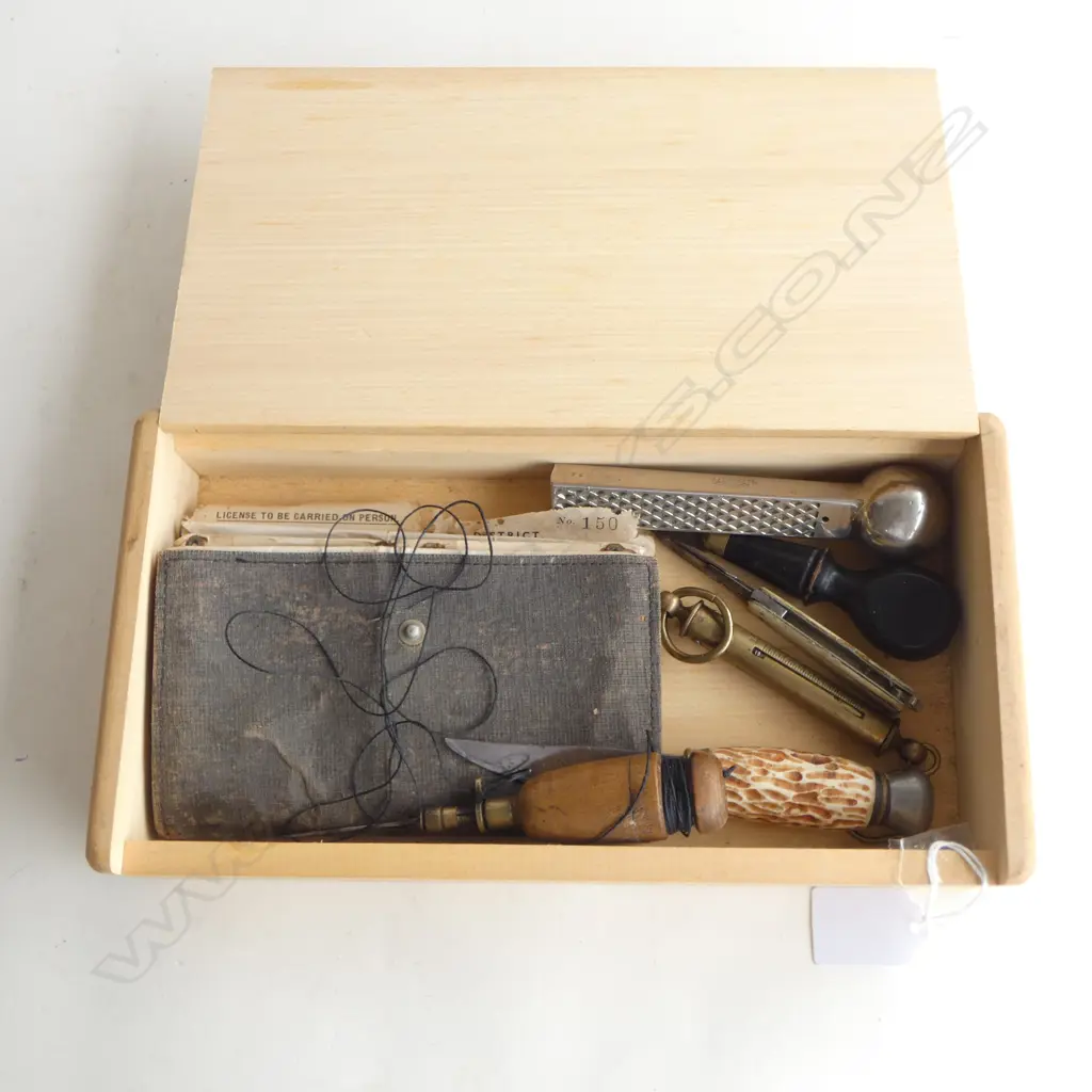 VINTAGE CANVAS FLY WALLET & 6 VINTAGE FISHING COLLECTABLES Image 1++
