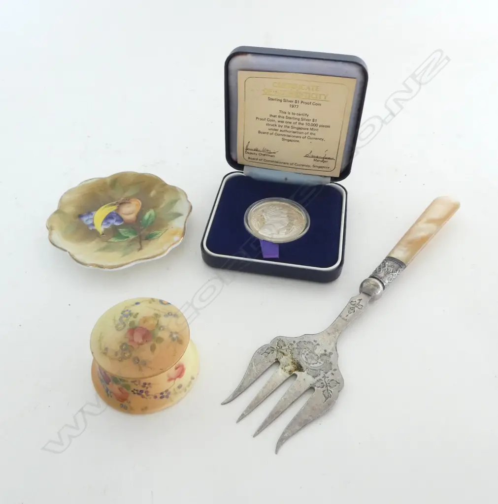 BAG WITH TWO WORCESTER MINIATURES SILVER PROOF COIN & VICTORIAN TOASTING FORK L.180mm Image 1++