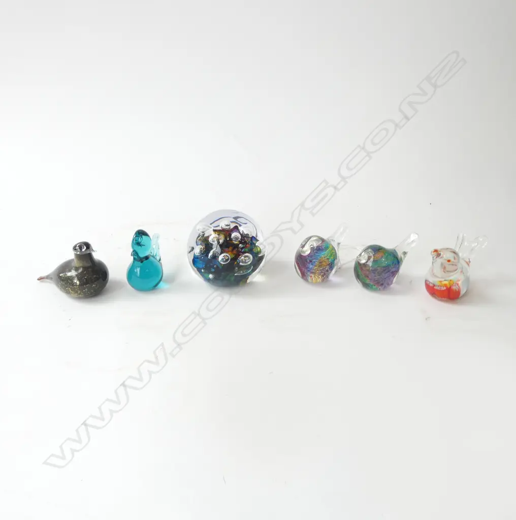 HOGLUND ART GLASS PAPERWEIGHT, 2 HOGLUND BIRDS & 3 OTHER GLASS (6) Image 1++