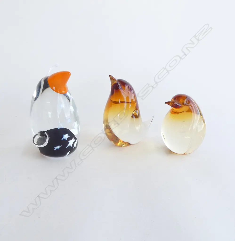 3 ART GLASS BIRDS; CAITHNESS SCOTLAND 'SHUFFLE THE PENGUIN' H.110mm + 2 MURANO SIGNED ELIO RAFFAELI Image 1++