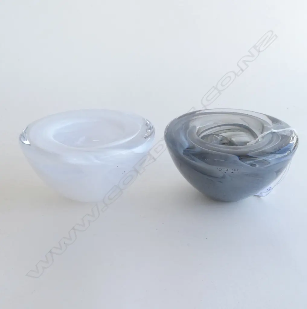 2 KOSTA BODA ART GLASS BOWLS BY ANNA EHRNER, SWEDEN 110mm dia Image 1++