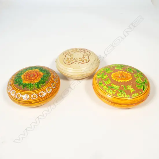 3 KEUM SUN LEE/SANG SOOL SHIM TRINKET BOXES, ORANGE AND GOLD DIA. x2 110mm x1 120mm