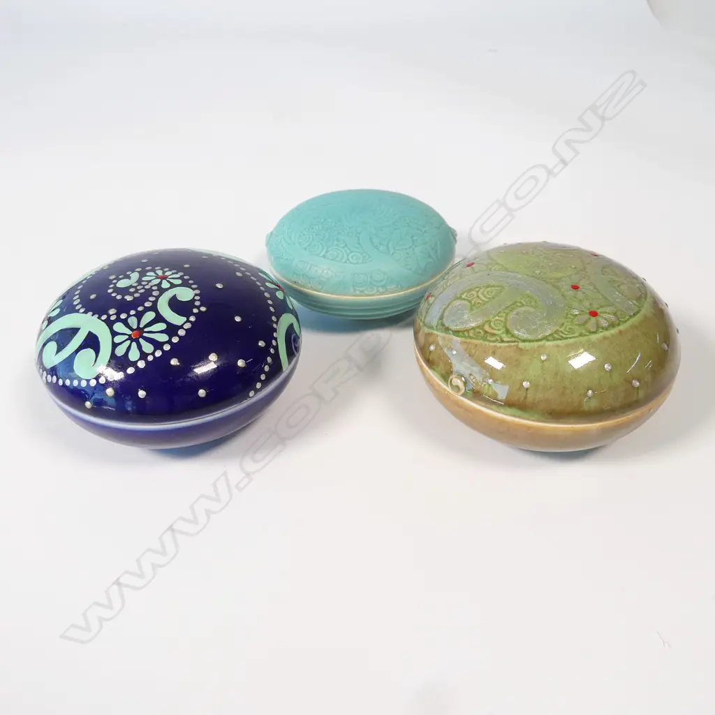 3 KEUM SUN LEE/SANG SOOL SHIM TRINKET BOXES, BLUE AND GREEN DIA. x2 100mm x1 80mm Image 1++