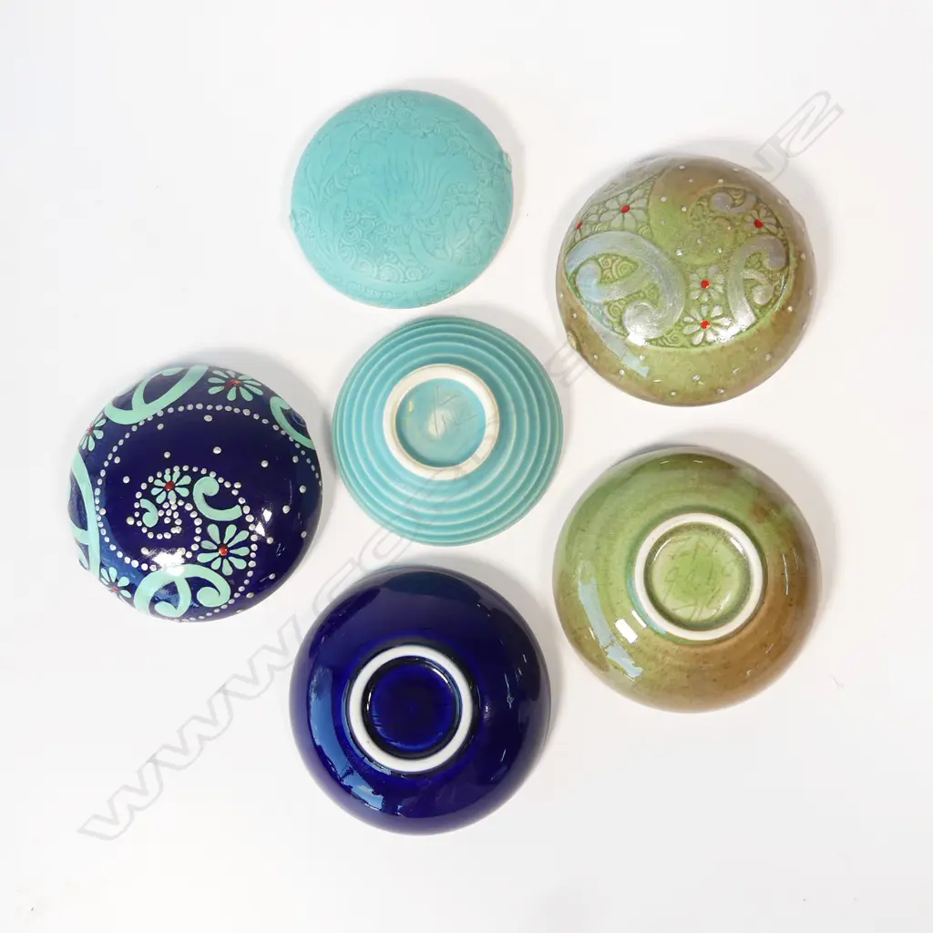 3 KEUM SUN LEE/SANG SOOL SHIM TRINKET BOXES, BLUE AND GREEN DIA. x2 100mm x1 80mm Image 1++