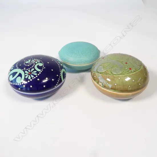 3 KEUM SUN LEE/SANG SOOL SHIM TRINKET BOXES, BLUE AND GREEN DIA. x2 100mm x1 80mm