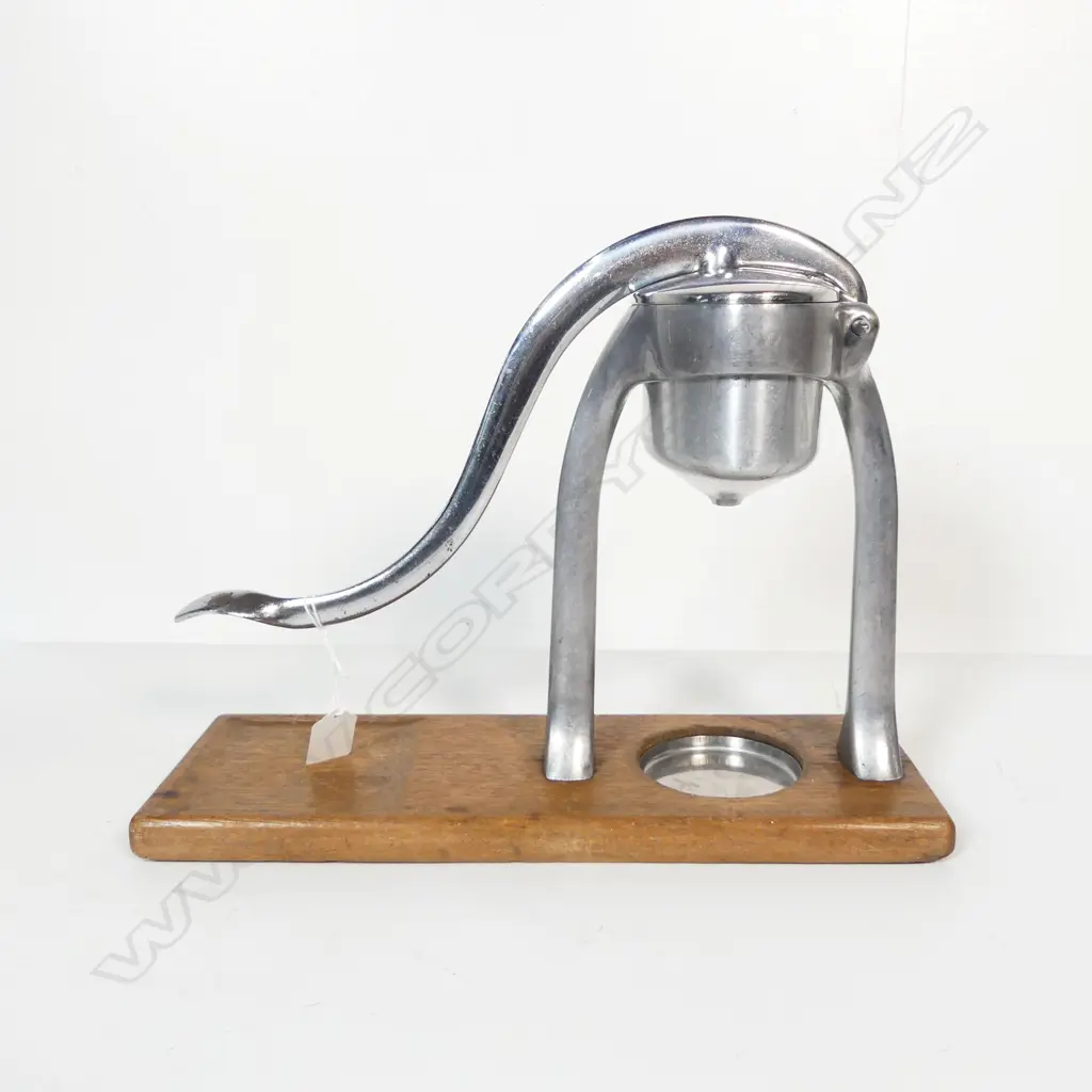 1276 STANDING CAST ALUMINIUM CITRUS SQUEEZER H300MM Image 1++