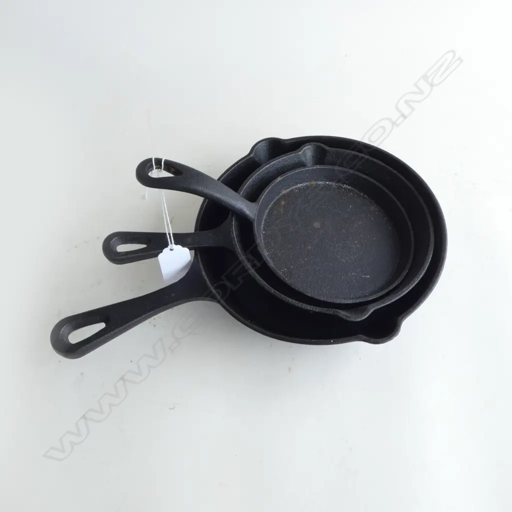 3 SMALL CAST IRON FRYPANS 195mm dia Image 1++