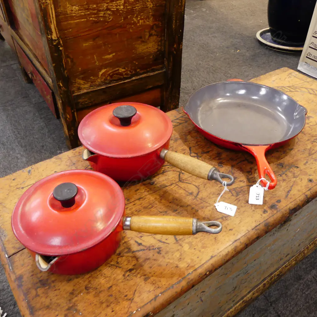 3 PCS LE CREUSET; CAST IRON FRYPAN DIA.270mm & 2 SM LE CRUSSET POTS (BOTH DAMAGED) Image 1++