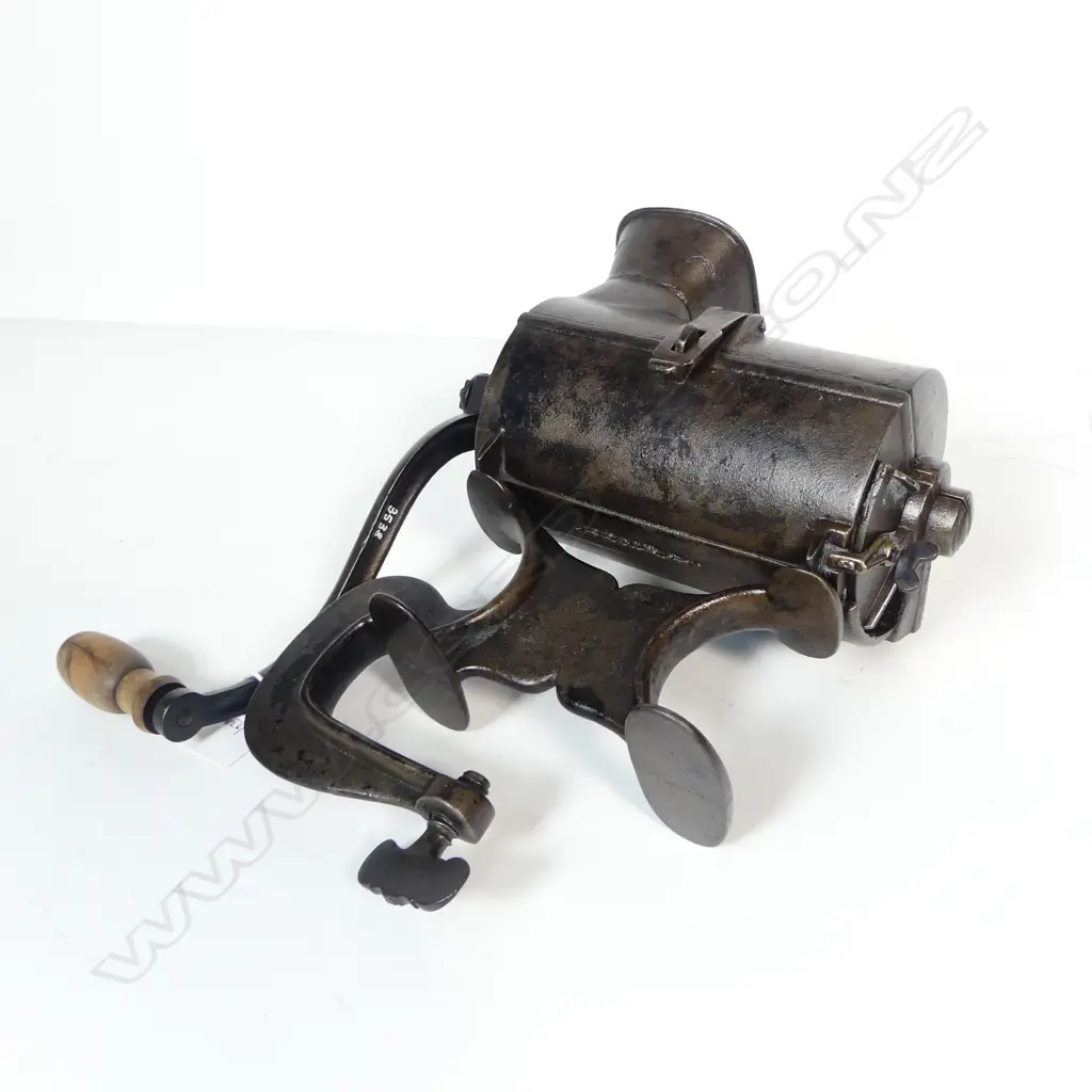 3538 TABLE CLAMP CAST IRON VINTAGE MEAT MINCER H340MM Image 1++