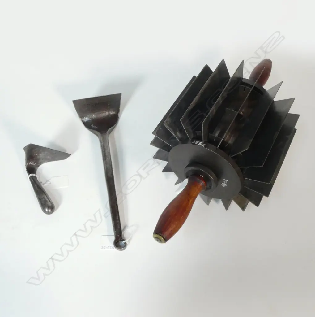 (2852/3270/1717) METAL & WOOD E. MOESSNER DOUGH DIVIDER L.430mm & 2 DOUGH SCRAPERS LARGEST L.295mm Image 1++