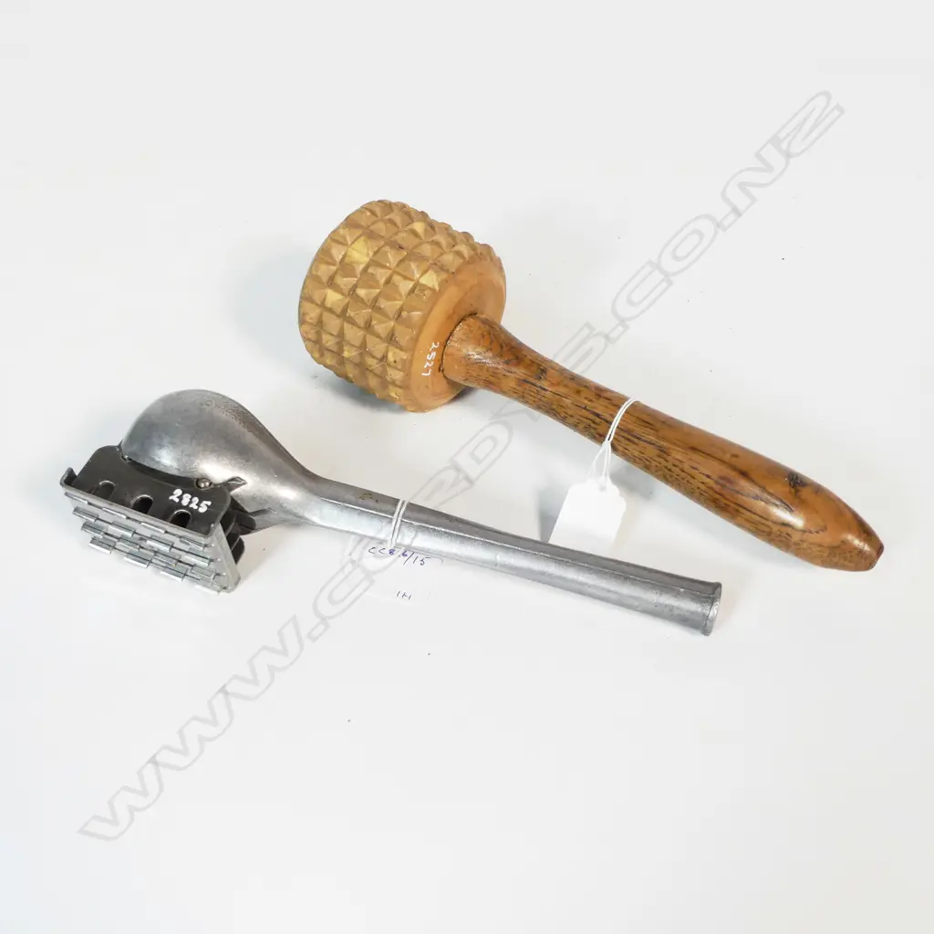 2825/2527 VINTAGE CAST ALUMINIUM TENDERIZER & WOODEN TENDERIZER L250MM Image 1++