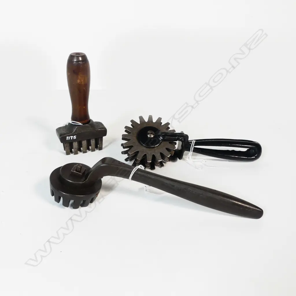 2469/2826 1175 3 VINTAGE ICE SHAVERS L230MM LONGEST Image 1++