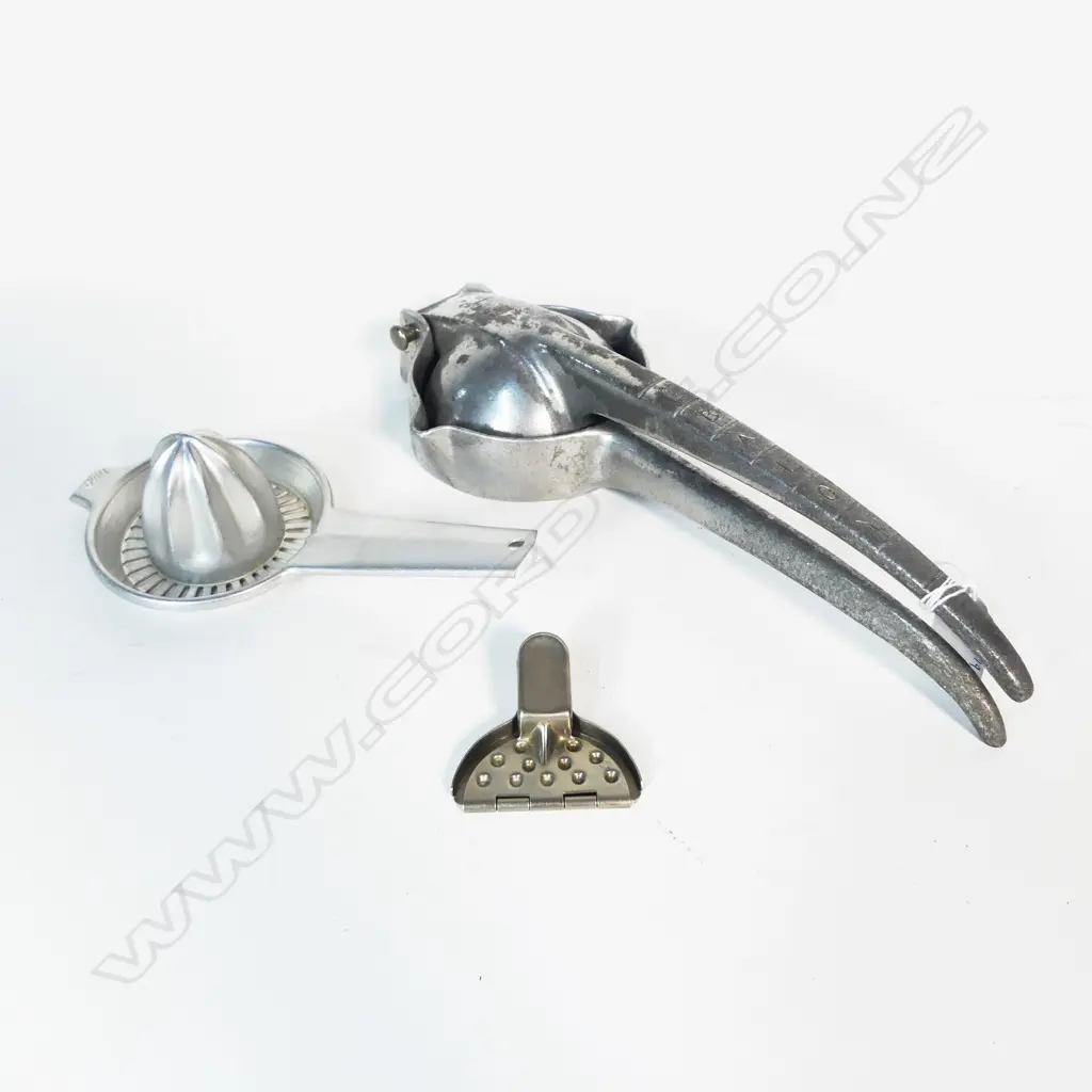 1095/1522 2 ALUMINIUM VINTAGE LEMON SQUEEZERS L320 LONGEST & SMALL S/STEEL SQUEEZER Image 1++