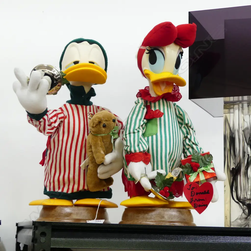VINTAGE SANTAS BEST DAISY & DONALD DUCK ANIMATED CHRISTMAS CAROL FIGURES H.430mm Image 1++