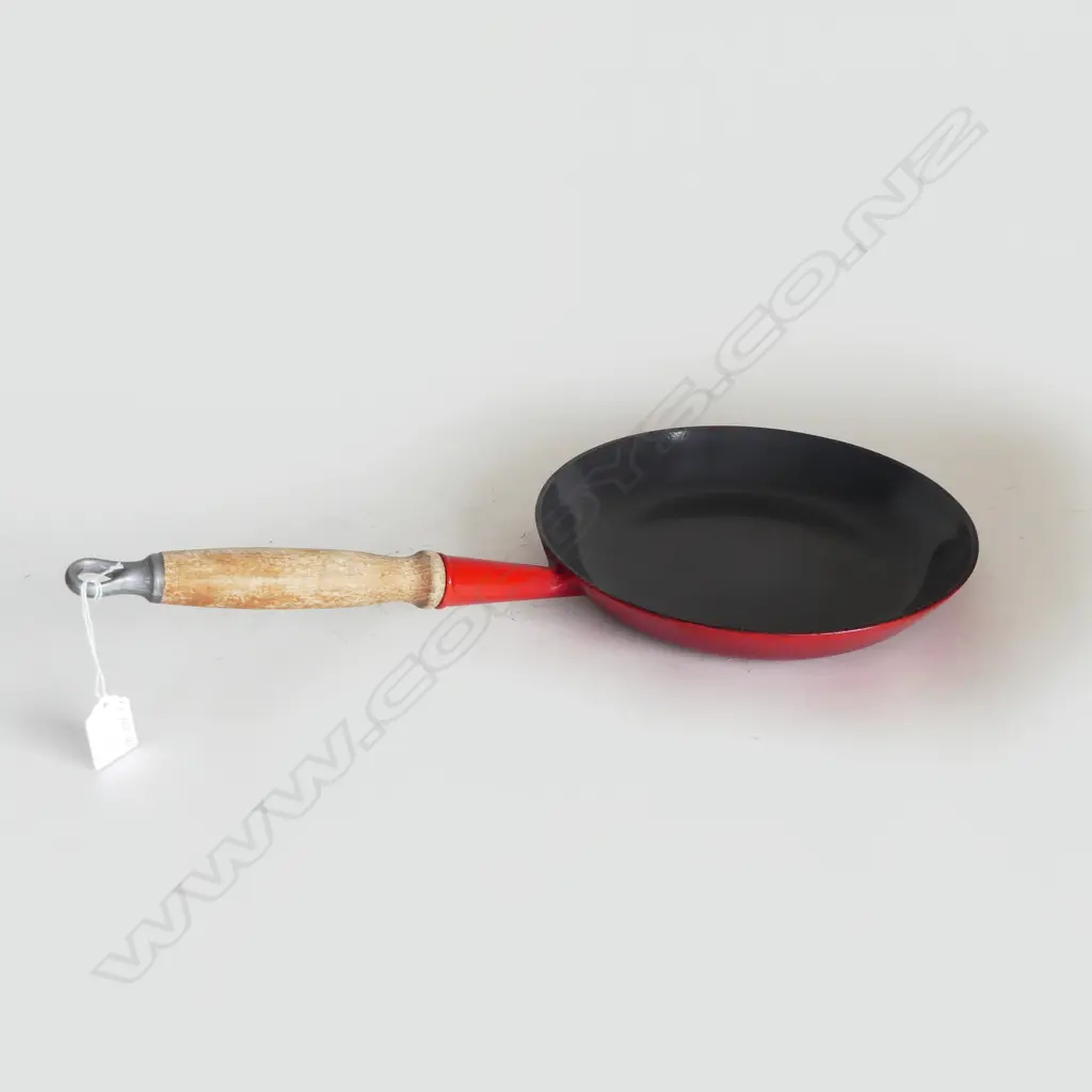 LE CREUSET CAST IRON FRYPAN w WOODEN HANDLE DIA.270mm Image 1++