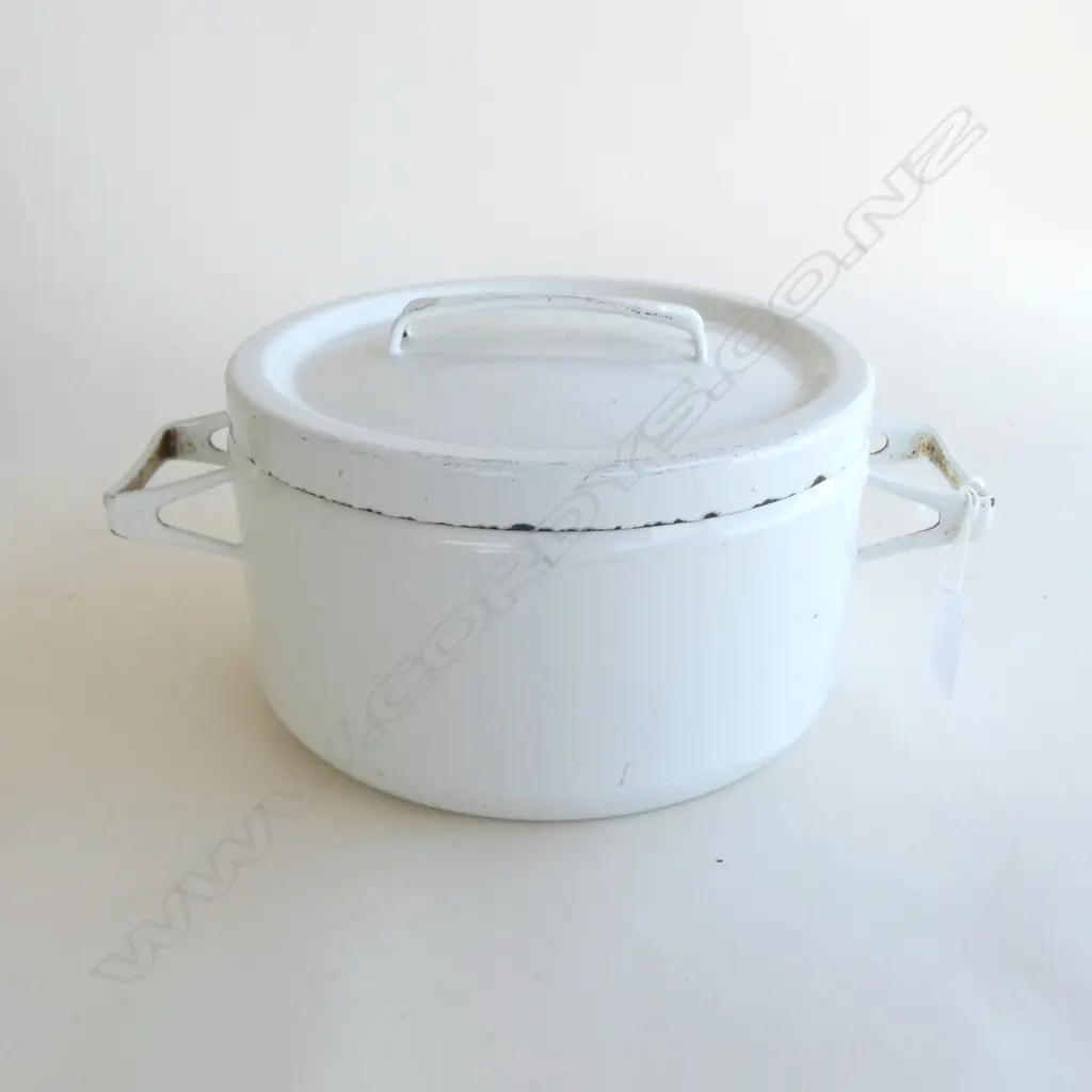 FINEL FINELLA WHITE ENAMEL CASSEROLE POT, Seppo Mallat design, Finland 200mm dia chips Image 1++