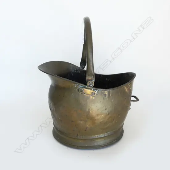 VICTORIAN BRASS HELMET COAL SCUTLLE swing handle