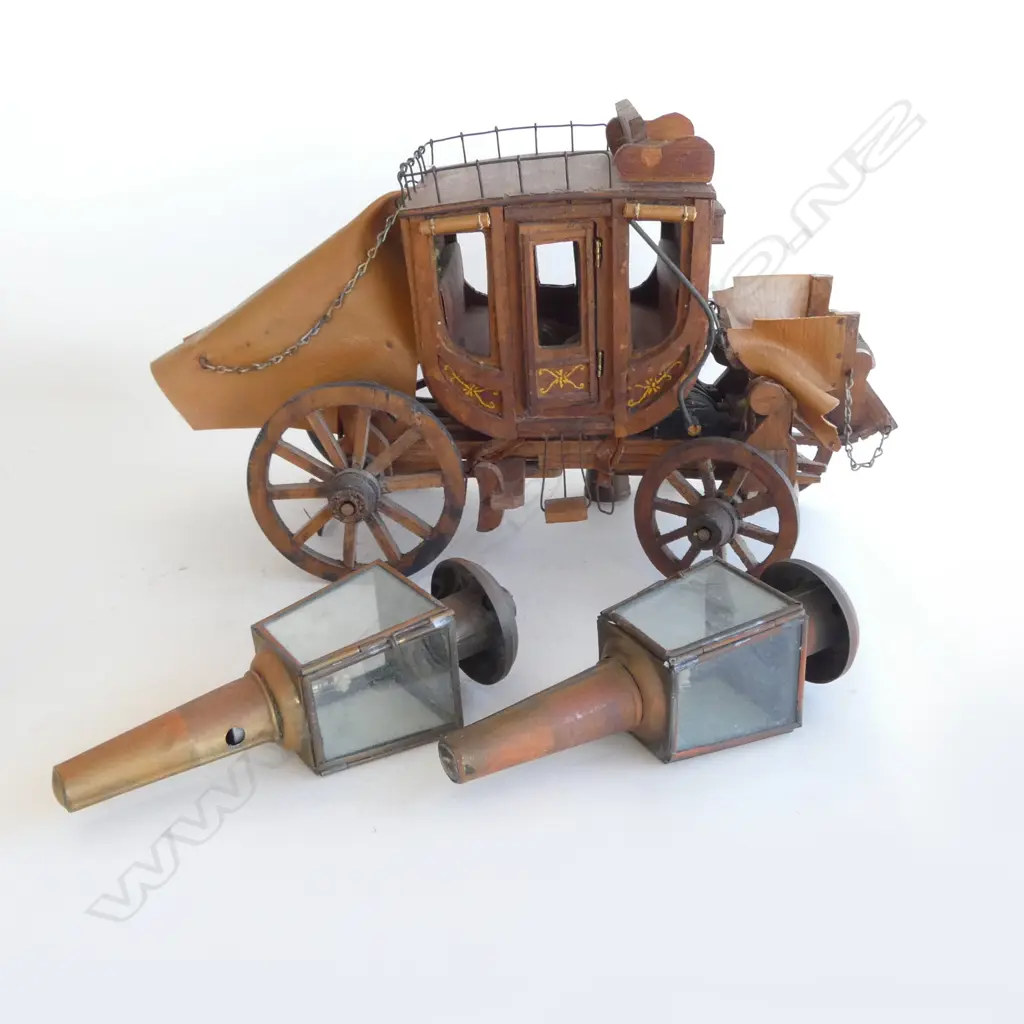 WOODEN CARRIAGE COACH MODEL L.450mm + PR LANTERNS H.245mm Image 1++