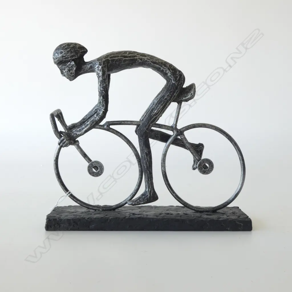 SILVER RESIN CYCLIST SCUPTURE H.195mm Image 1++