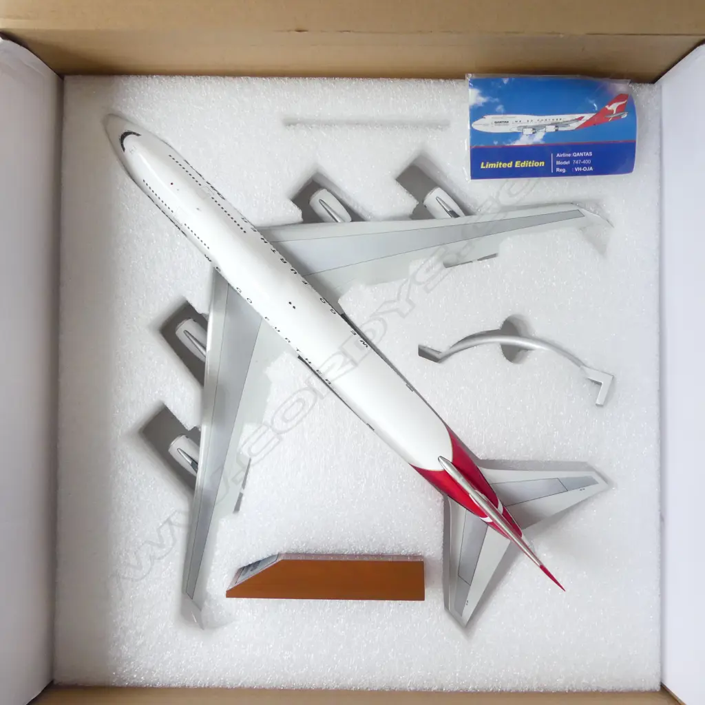 BOXED QANTAS BOEING 747-400 1:200 SCALE Image 1++