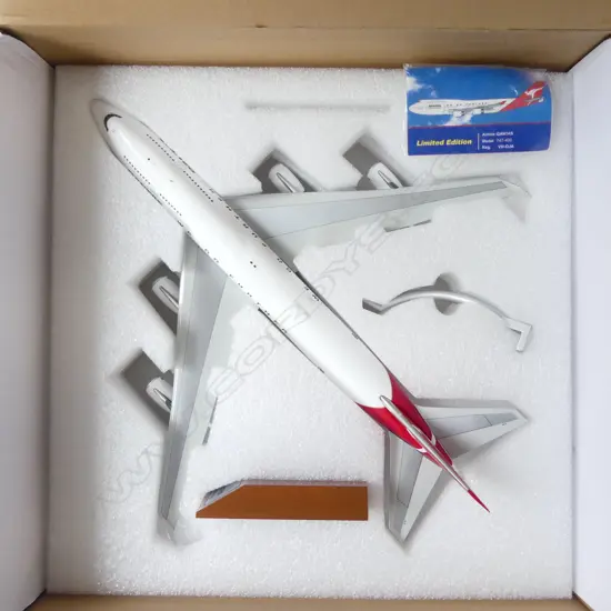 BOXED QANTAS BOEING 747-400 1:200 SCALE