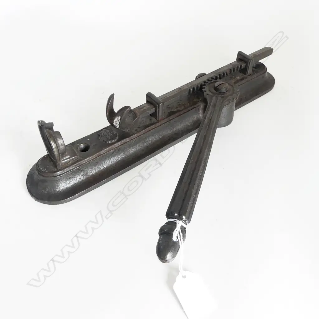 CAST IRON WALL MOUNTED CORK REMOVER L370MM Image 1++