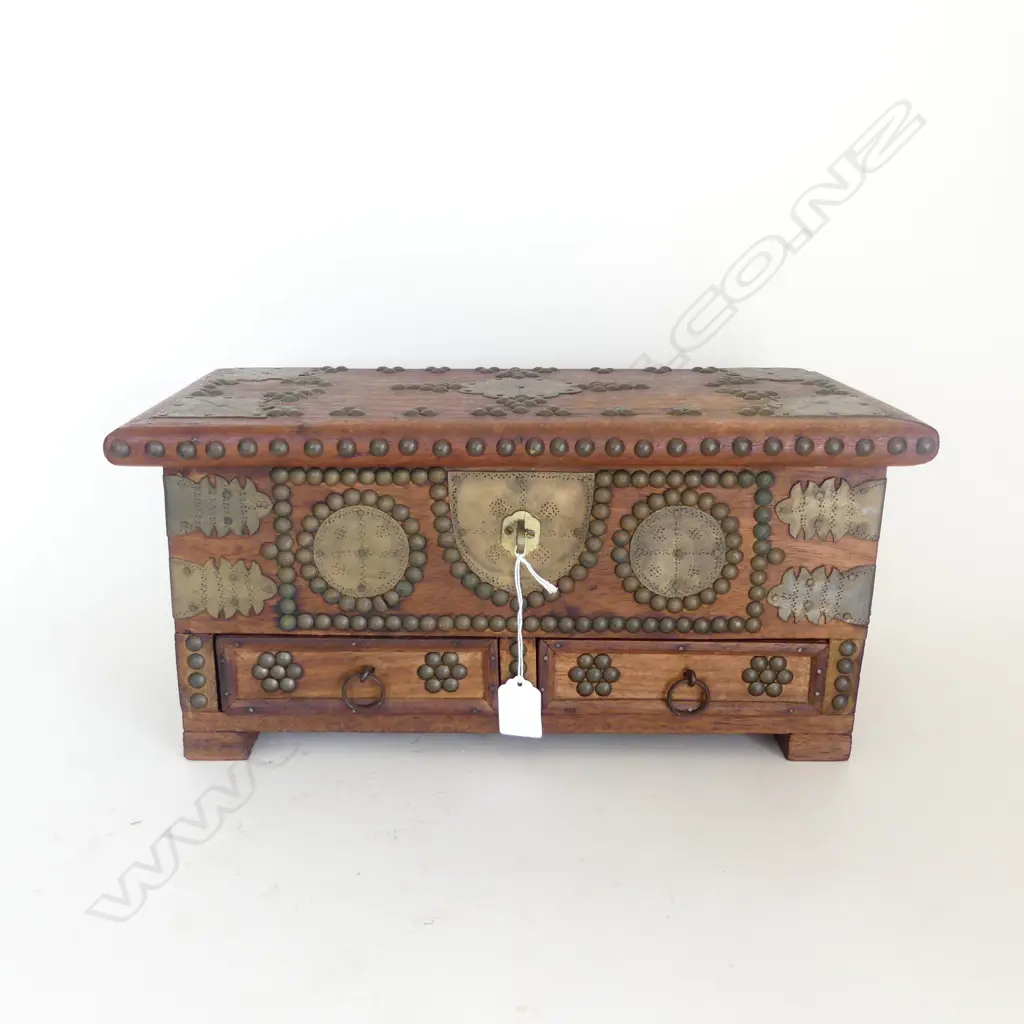 SMALL WOODEN CHEST w. METAL DECORATION 425X205x200mm Image 1++