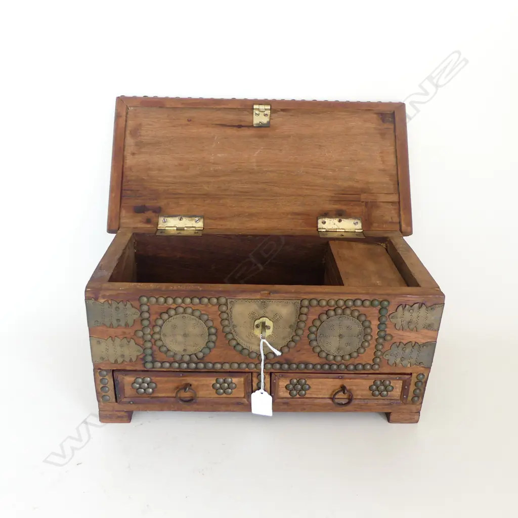 SMALL WOODEN CHEST w. METAL DECORATION 425X205x200mm Image 1++