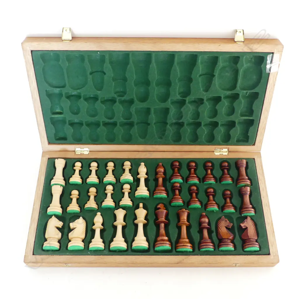 CASED WOODEN CHESS SET  Image 1++