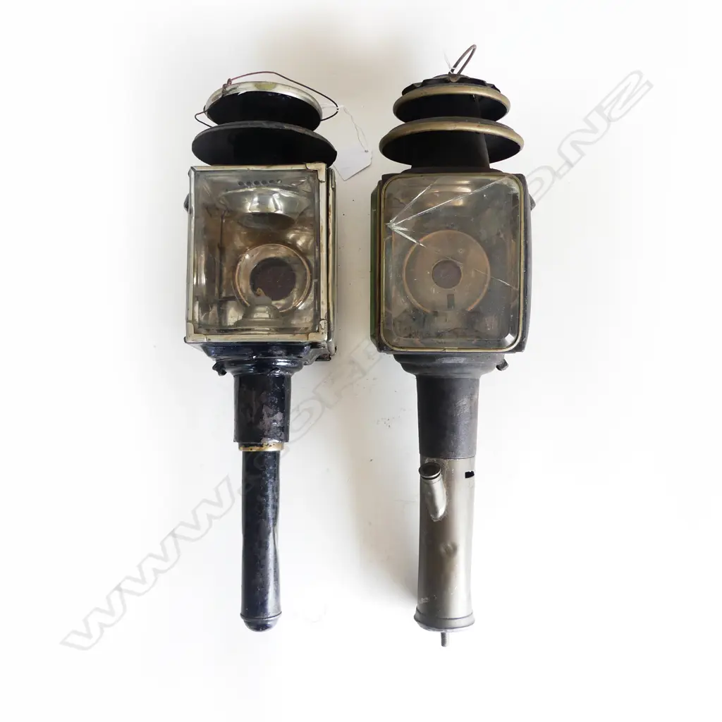 2 VICT VINTAGE CARRAGE LAMPS EACH HAS  1 CRACKED GLASS L430MM Image 1++