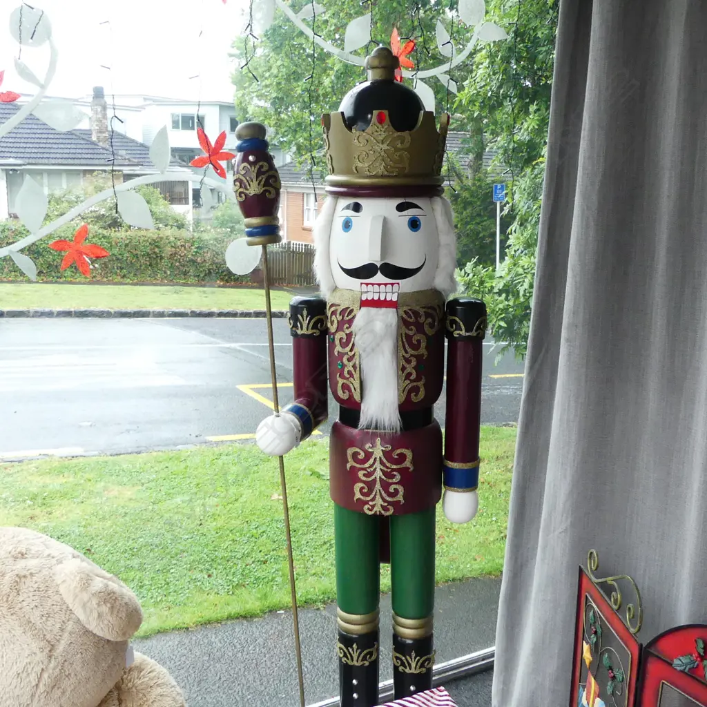 LG WOODEN NUT CRACKER H.1860mm Image 1++