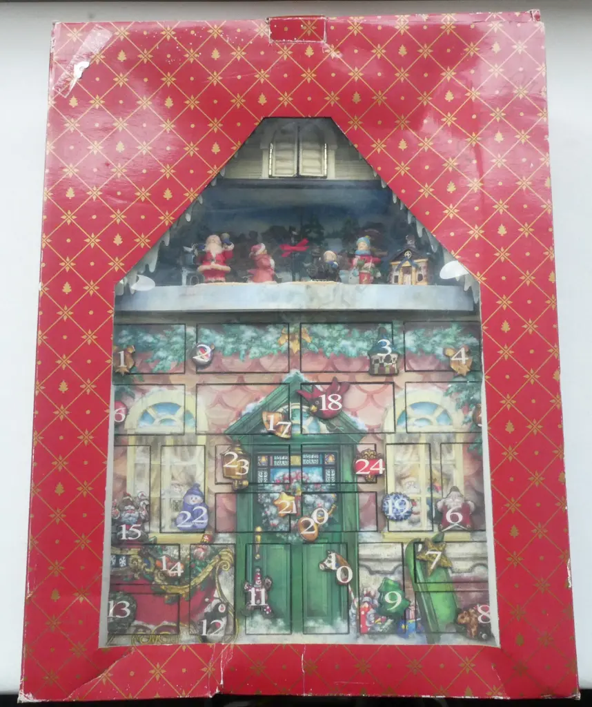 VINTAGE SWISS CHALET MUSICAL CHRISTMAS ADVENT CALENDAR, BOXED Image 1++